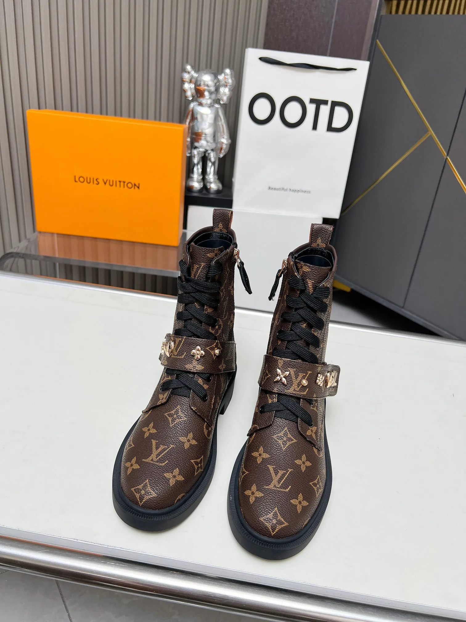 👟👟Ex-factory price 760👟👟Louis Vuitton 2024 autumn and winter high-end customization, major star Internet celebrity catwalk style, century-old classic, exquisite craftsmanship, comfortable on the feet, side zipper design for easy putting on and taking off. This Citizen flat boots are made of smooth cow leather, with rich elements to interpret military style. Adjustable Velcro laces are accented with studs, giving the Monogram flower and LV Twist logo a metallic sheen, while a lightweight rubber outsole completes the look. Fabric: full-grain cowhide, lining: cowhide, buckle: original mold, outsole, original mold, color: black cowhide, black open edge beads, coffee color, code number: 36 to 40 (41 and 42 can be customized, non-refundable). Bosses are welcome to order (open edge beads + 10 meters)